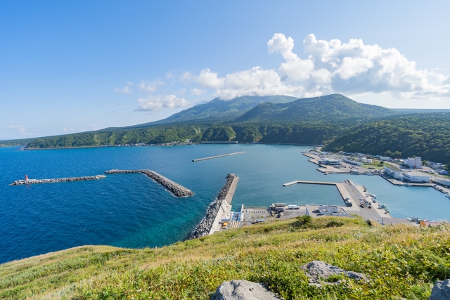 利尻島の高台から見下ろす海